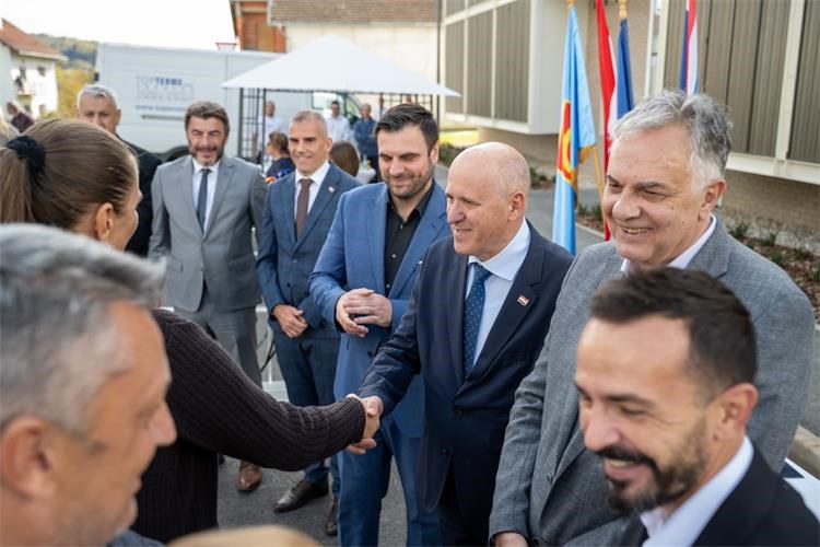 Još četiri zgrade useljene u Topuskom