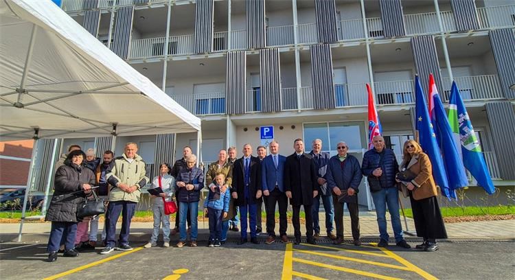 Useljena i 15. zgrada u Sisku